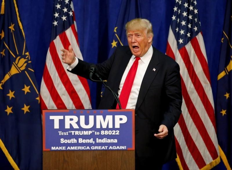 © Reuters. ترامب يتمنى تسديد ضربة حاسمة في المواجهة مع كروز في إنديانا