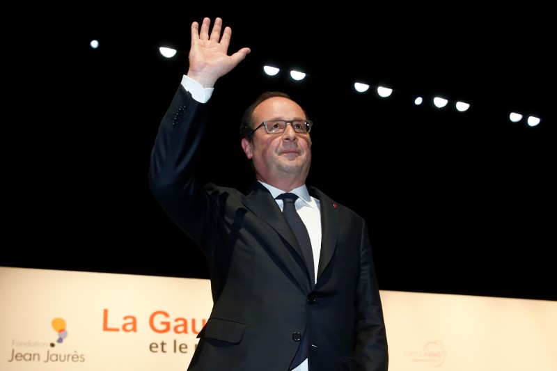 © Reuters. French President Francois Hollande waves on stage after he delivered a speech during the conference "French left and governing" at the Jean-Jaures Foundation in Paris