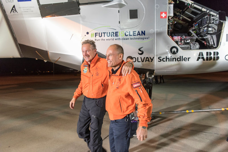 © Reuters. Pilots Borschberg and Piccard react after landing Solar Impulse 2 on the San Francisco to Phoenix leg of what they hope will be the first round-the-world solar-powered flight, in Phoenix