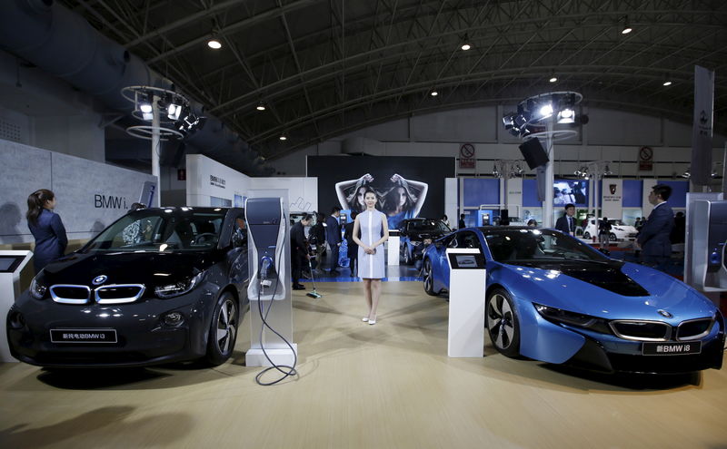 © Reuters. A new BMW i8 plug-in hybrid sports car and a new BMW i3 electric car are displayed during the Auto China 2016 in Beijing