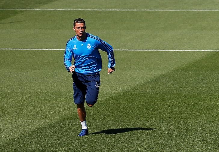 © Reuters. Ronaldo jugará ante el City, Benzema y Casemiro serán bajas 
