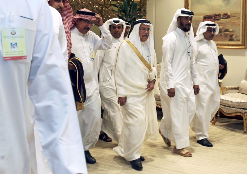 © Reuters. Saudi Arabia's Oil Minister Ali al-Naimi arrives to a meeting between OPEC and non-OPEC oil producers, in Doha