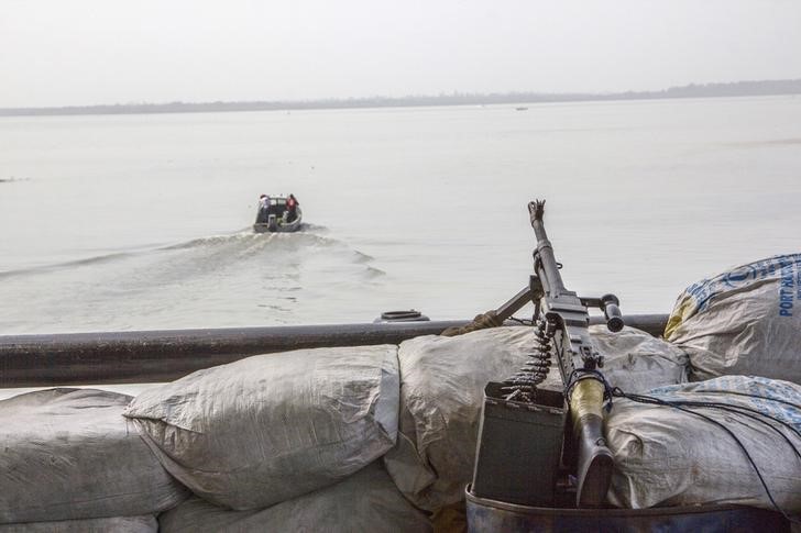 © Reuters. A machine gun is seen on sandbag on a boat off the Atlantic coast in Nigeria's Bayelsa state