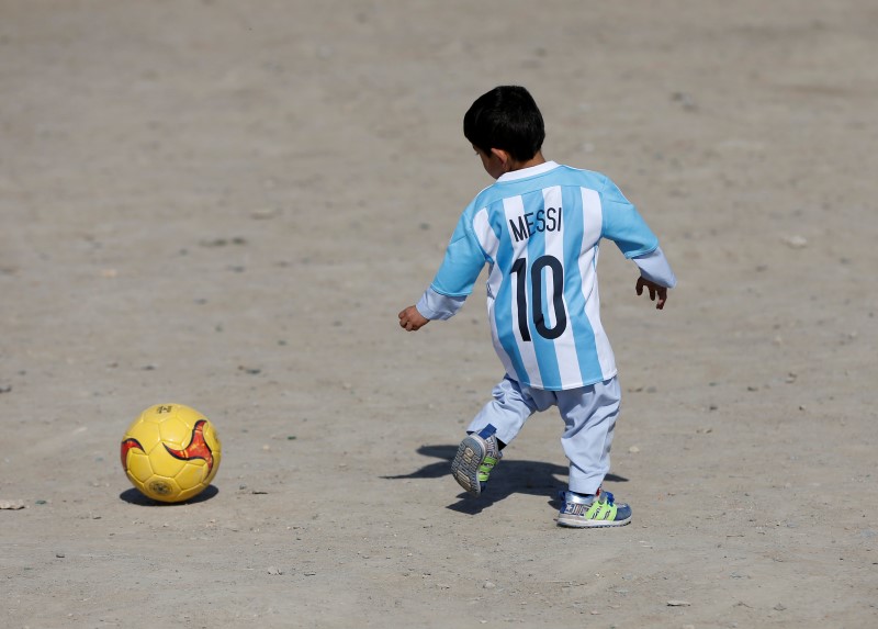 © Reuters. Un joven afgano seguidor de Messi huye por temor a sufrir un secuestro