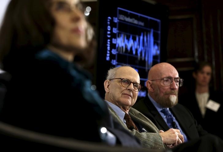 © Reuters. Os fundadores da Ligo Rainer Weiss (centro) e  Kip Thorne (direita) durante evento em Washington