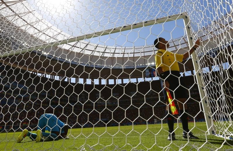 © Reuters. La FIFA incorpora conceptos de táctica en la preparación de árbitros para el Mundial 2018