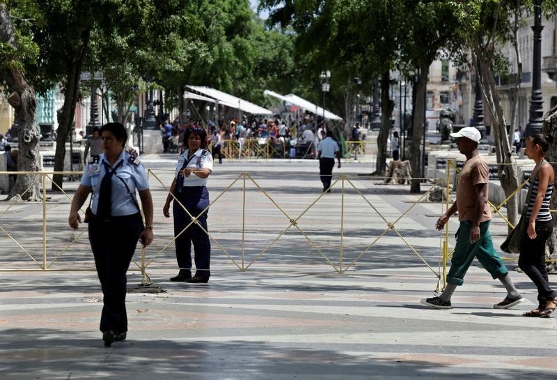 © Reuters. Policiais cercando rua onde será realizado o desfile da Chanel em Havana