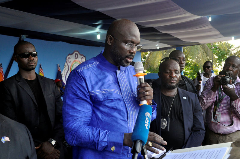 © Reuters. Former soccer star George Weah announces his candidacy for 2017 presidential elections at a rally in Monrovia