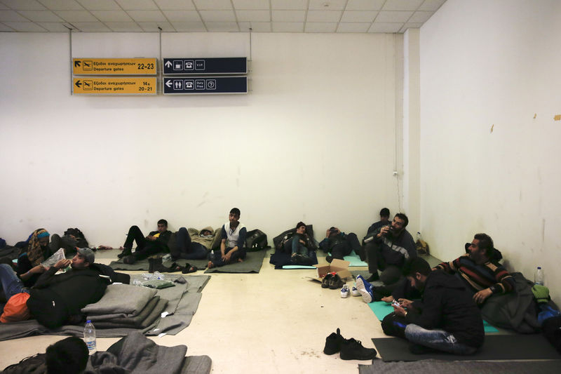 © Reuters. Stranded refugees and migrants sleep inside the disused Hellenikon airport where they are temporarily accommodated in Athens