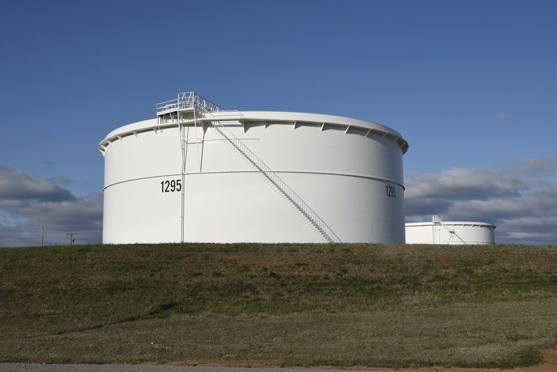 © Reuters. معهد البترول- مخزونات النفط الامريكية ترتفع 1.3 مليون برميل الاسبوع الماضي