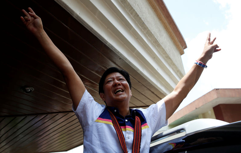 © Reuters. Philippines Vice-Presidential candidate BongBong Marcos waves to supporters during an election campaign in the mountain resort of Baguio city in northern Philippines