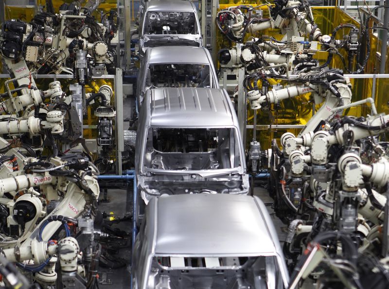 © Reuters. Robots assemble the main body of one of Daihatsu Motor's vehicles at the minivehicle maker's Kyushu Oita (Nakatsu) No.2 Plant in Nakatsu