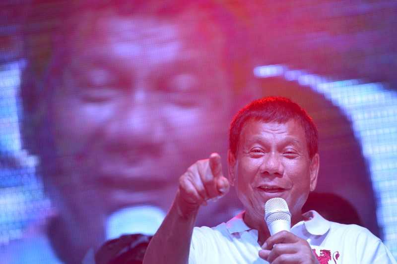 © Reuters. Philippine presidential candidate and Davao city mayor Rodrigo 'Digong' Duterte gestures while delivering a speech during a May Day campaign rally in Manila, Philippines