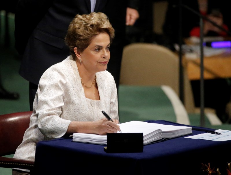 © Reuters. usnBrazilian President Dilma Rousseff signs the Paris Agreement on climate change at United Nations Headquarters in New York