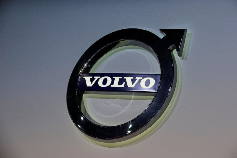 © Reuters. The Volvo logo is seen during the media preview of the 2016 New York International Auto Show in Manhattan