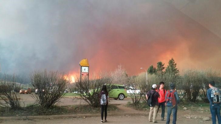 © Reuters. حريق غابات في قلب منطقة النفط الرملي بكندا يجبر الآلاف على الفرار