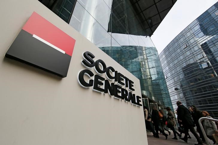 © Reuters. The logo of the French bank Societe Generale is seen in front of the bank's headquarters building at La Defense business and financial district in Courbevoie near Paris