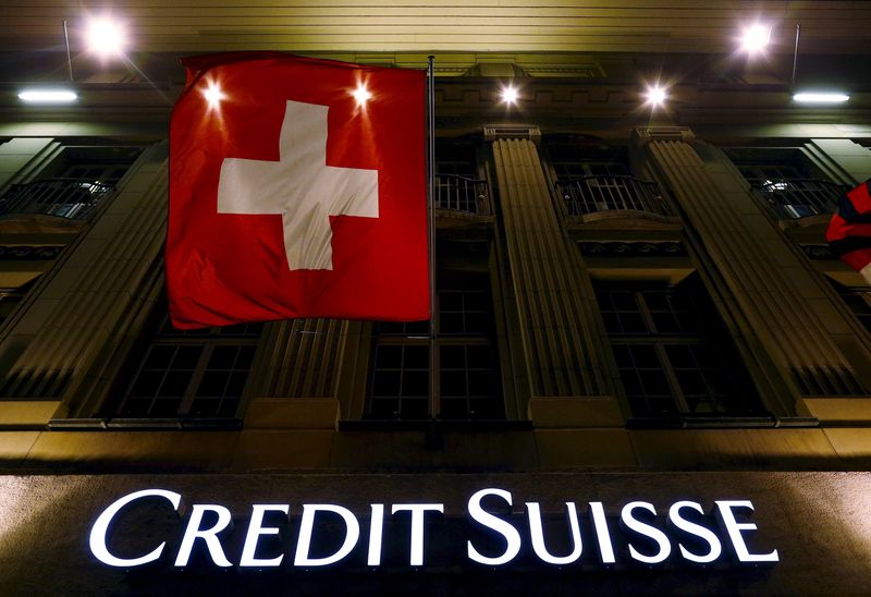 © Reuters. File photo shows logo of Swiss bank Credit Suisse seen below the Swiss national flag at a building in the Federal Square in Bern