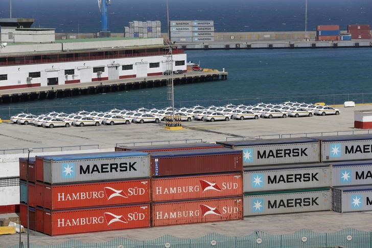 © Reuters. Shipping containers belonging to Hamburg Sud and Maersk companies are seen stacked at La Guaira port, in La Guaira