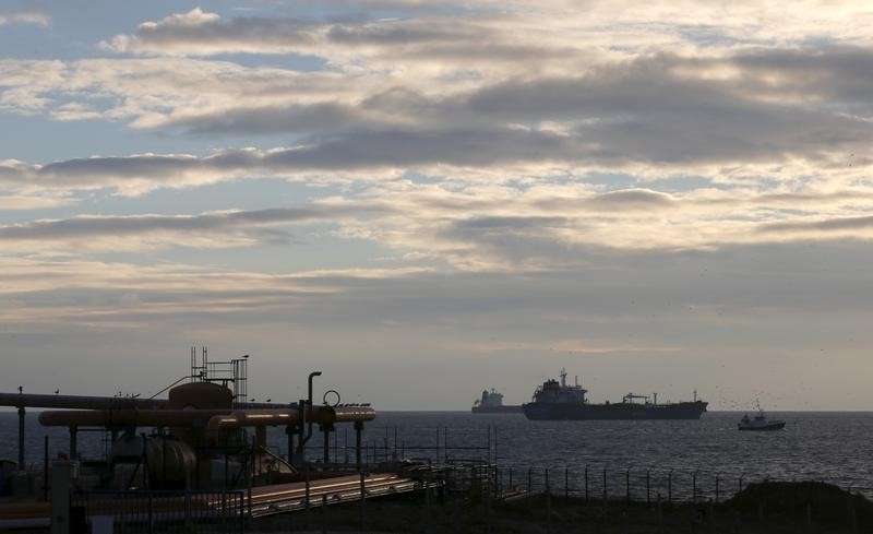 © Reuters. Танкеры у нефтяного терминала близ Марселя