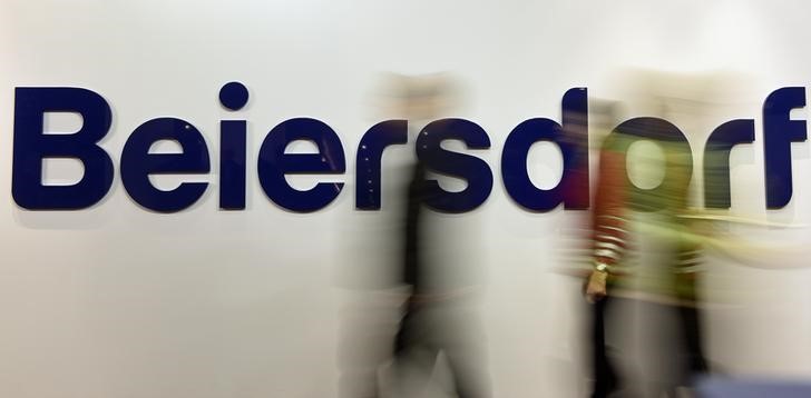 © Reuters. Shareholders of German care cosmetic company Beiersdorf, are pictured on their way to the shareholder meeting in Hamburg