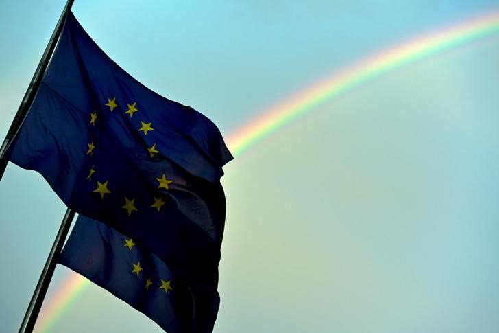 © Reuters. A rainbow is seen behind European flags during a euro zone EU leaders emergency summit in Brussels