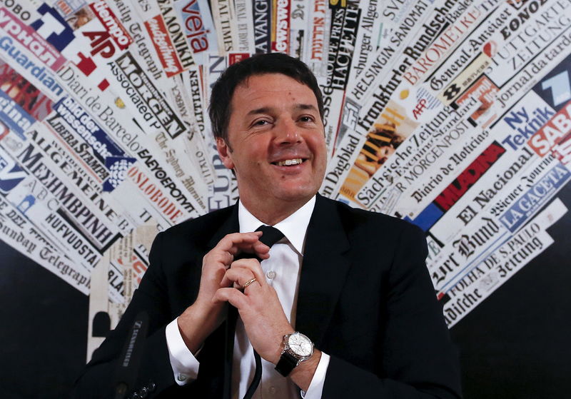 © Reuters. File photo of Italy's Prime Minister Matteo Renzi adjusting his tie during a news conference with foreign press in Rome