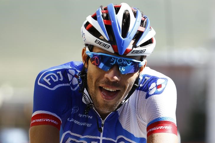 © Reuters. FDJ rider Thibaut Pinot of France reacts as he crosses the finish line to win the 102nd Tour de France cycling race