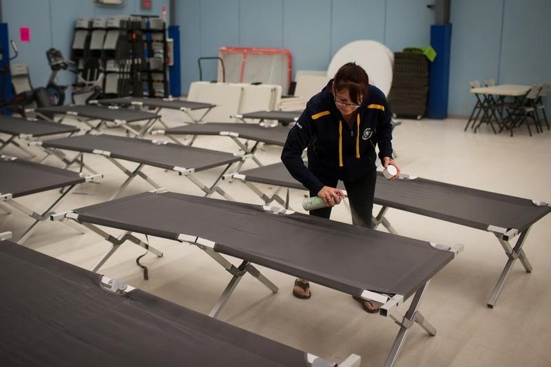 © Reuters. Residents of Fort McMurray assemble in Conklin, Alta. after their city of 62,000 was evacuated due to raging wildfires