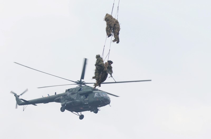 © Reuters. Units from NATO allied countries take part in the Dragon 15 military exercises in Bemowo Piskie near Orzysz