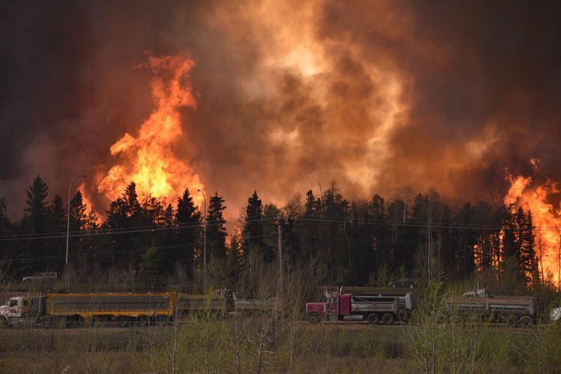 © Reuters. Incêndio florestal visto na província canadense de Alberta 