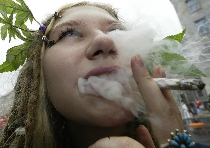 © Reuters. Mulher fumando maconha durante manifestação por legalização, em Berlim