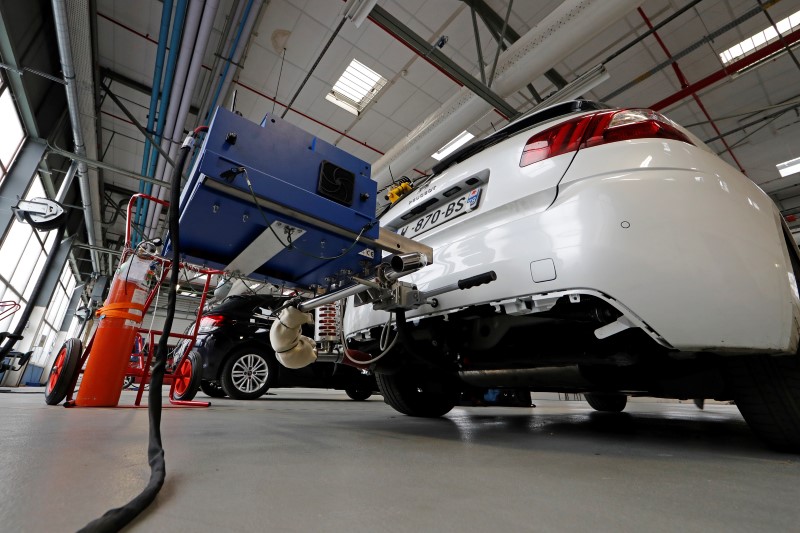 © Reuters. A portable emissions measurement system (PEMS) is pictured on a Peugeot 308 car in Carrieres-sous-Poissy, near Paris