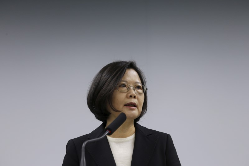 © Reuters. Taiwan president-elect Tsai Ing-wen speaks during a news conference announcing former finance minister Lin Chuan as premier, in Taipei, Taiwan 