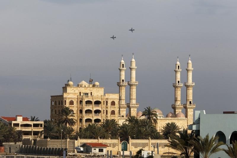 © Reuters. Russian warplanes fly in the sky over the Mediterranean coastal city of Latakia