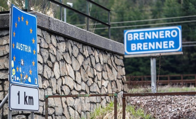 © Reuters. A street sign reading "Brenner - Brennero"  is pictured at in the Italian village of Brenner on the Italian-Austrian border