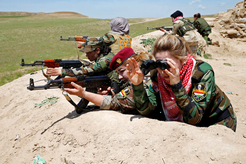 © Reuters. Mulheres de etnia Yazidi vistas em Nawaran, Iraque