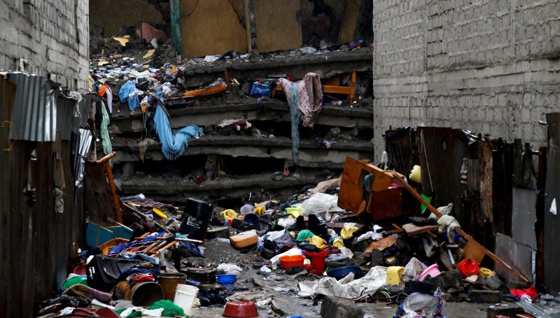 © Reuters. Uncollected household items are seen in the rubble of a six-storey building that collapsed after days of heavy rain in Huruma neighbourhood of Nairobi