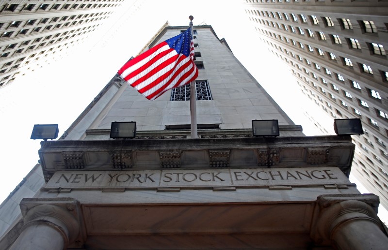 © Reuters. A flag flutters in the wind outside the New York Stock Exchange