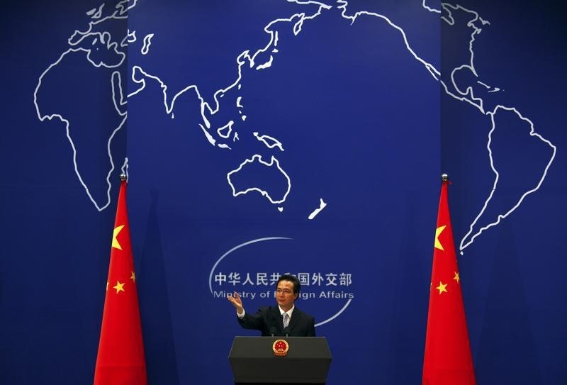 © Reuters. Porta-voz do Ministério das Relações Exteriores chinês Hong Lei durante evento em Pequim