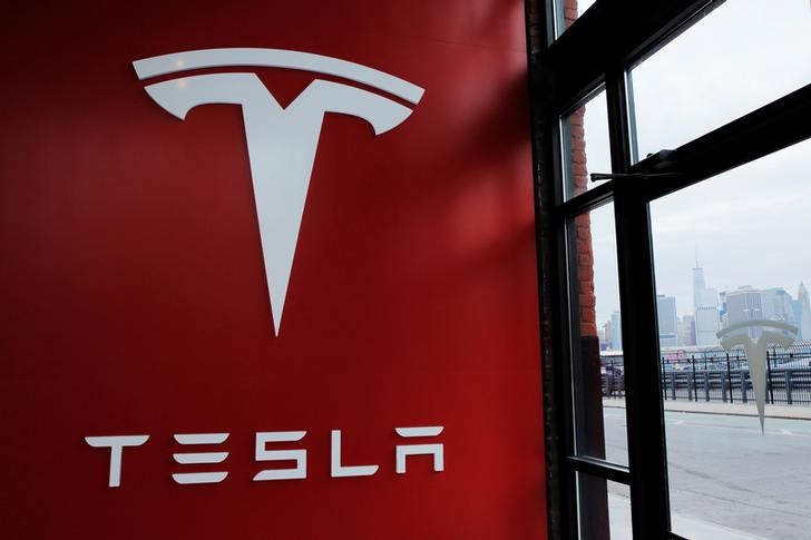 © Reuters. A Tesla logo is painted on a wall inside of a Tesla dealership in New York