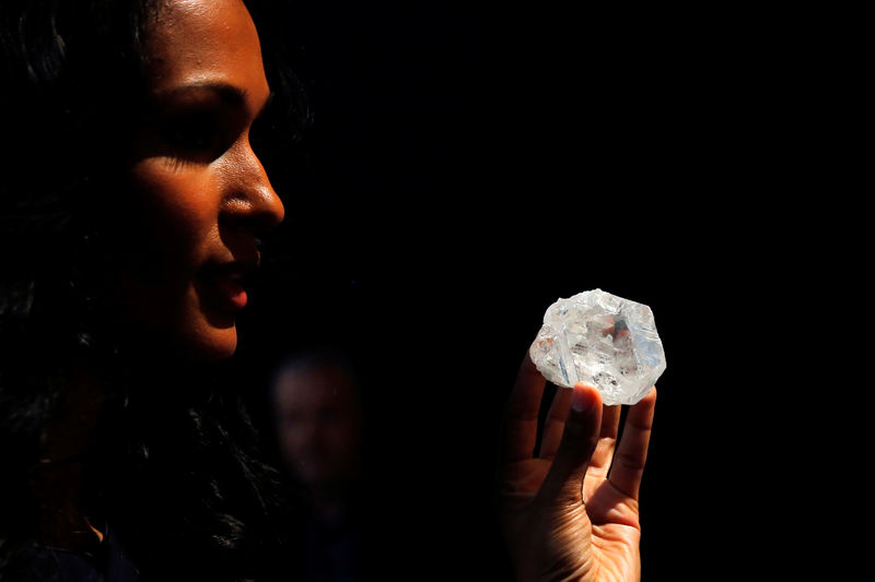 © Reuters. A model displays the 1109 carat "Lesedi La Rona" diamond at Sotheby's in the Manhattan borough of New York