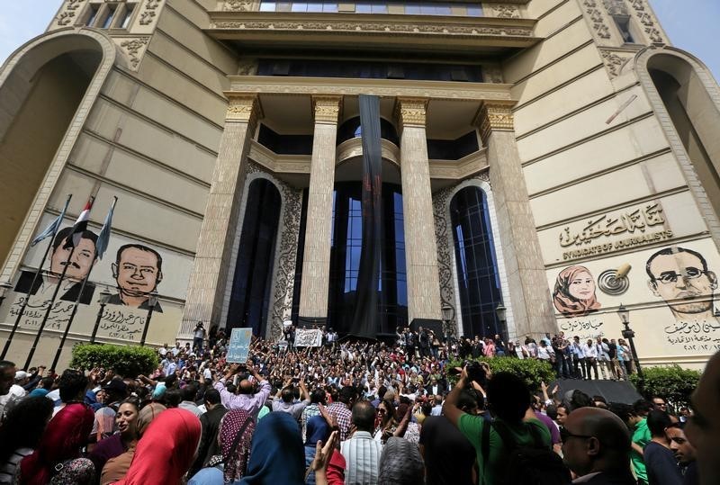 © Reuters. تصاعد الأزمة بين نقابة الصحفيين المصريين ووزارة الداخلية