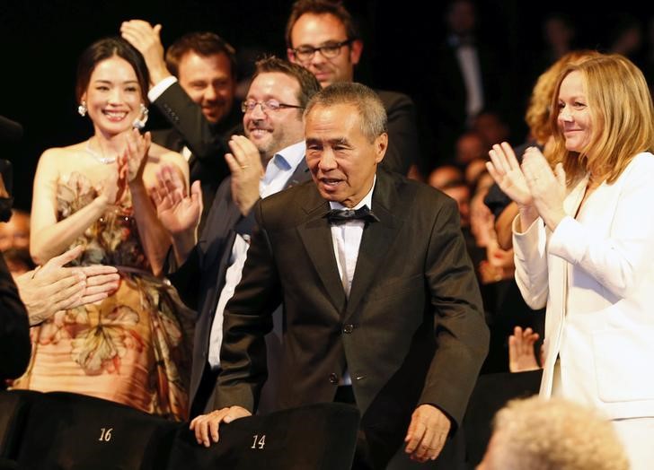 © Reuters. Diretor Hou Hsiao-Hsien recebe prêmio em Cannes por "A Assassina"