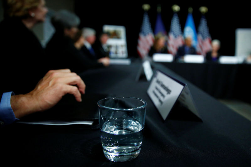 © Reuters. A glass of filtered water from Flint, a city struggling with the effects of lead-poisoned drinking water, is seen during a meeting between local and federal authorities with U.S. President Barack Obama in Michigan