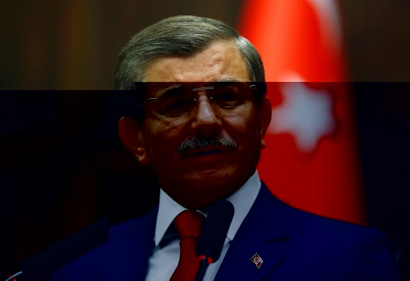 © Reuters. مصادر: الحزب الحاكم بتركيا سيستبدل رئيسه داود أوغلو في مؤتمر قريب