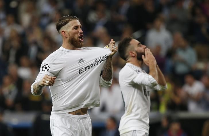 © Reuters. Foto del miércoles del capitán del Real Madrid Sergio Ramos celebrando la clasificación a la final de la Liga de Campeones