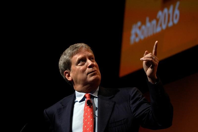© Reuters. Stanley Druckenmiller, Chairman and CEO of Duquesne Family Office LLC., speaks at the Sohn Investment Conference in New York