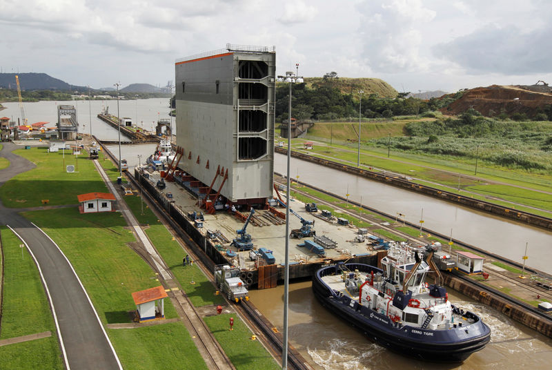 © Reuters. Tugboats help a barge transporting the last rolling gate for the new locks on the Pacific side of the Panama Canal through the Miraflores locks in Panama City