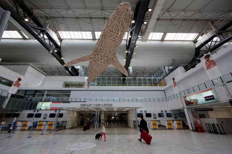 © Reuters. Passengers walk inside the Nice Cote D'Azur International Airport Terminal 1 in Nice